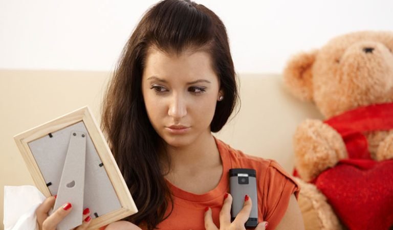 7 Smart Ways to Resist Calling Your Ex (and Actually Move On!)