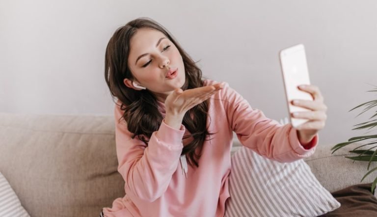 Long Distance Relationship Boredom: 25 Signs They’re Losing Interest (and 7 Ways to Rekindle the Spark) Dating Tips
