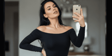 Sexy Selfie Poses: The Ultimate Guide to Flirty, Seductive Selfies Dating Tips